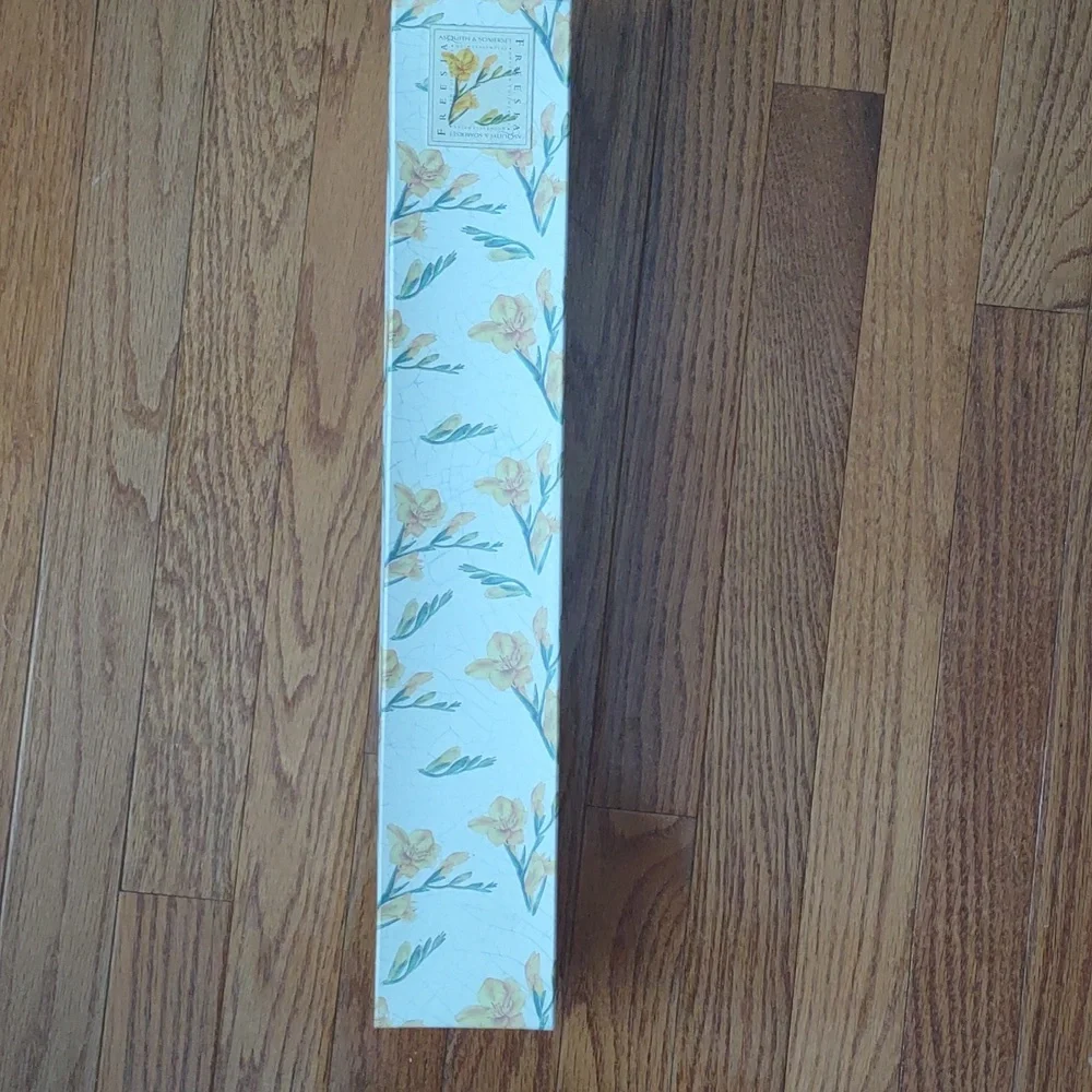 Asquith & Somerset drawer liner. freesia pattern